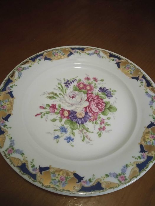 2 Pratos com desenhos florais, imitação Limoges
