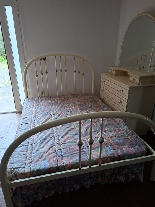 Uma Cama em Ferro muito Boa,  Com uma Bonita Cómoda.