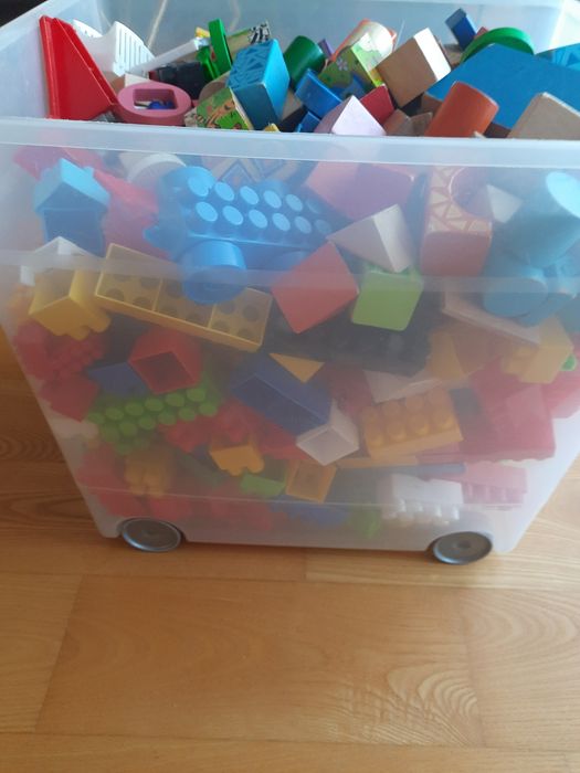 Pudlo klocków plastikowych i drewnianych