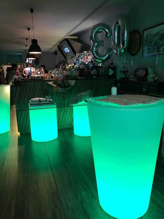 Mobiliario led mesas altas liquidação