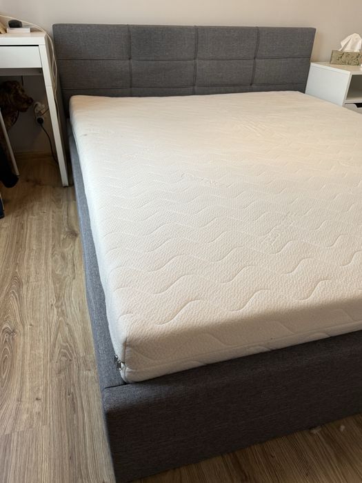 Szare łóżko tapicerowane z pojemnikiem 160x200