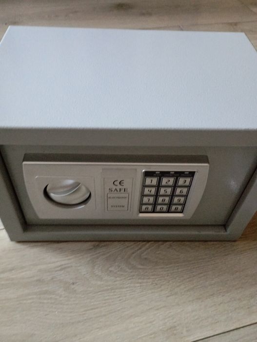 Elektroniczny sejf z zamkiem szyfrowym
