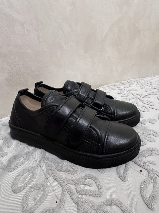 Продаю черные кожаные кеды на липучка,35 размер