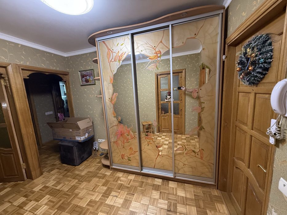 Шафа-купе трьохдверна.