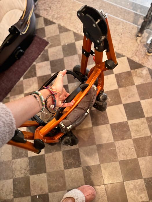 Ładny wózek z regulowanym oparciem