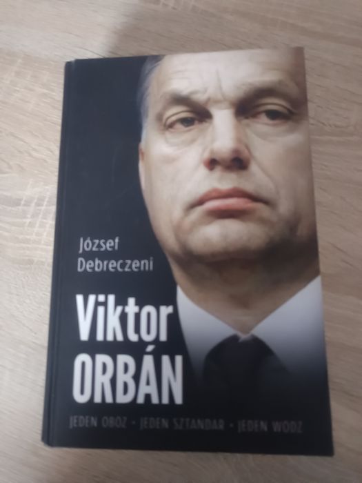 Viktor Orban. Jeden obóz. József Debreczeni książka hit viral stylehot
