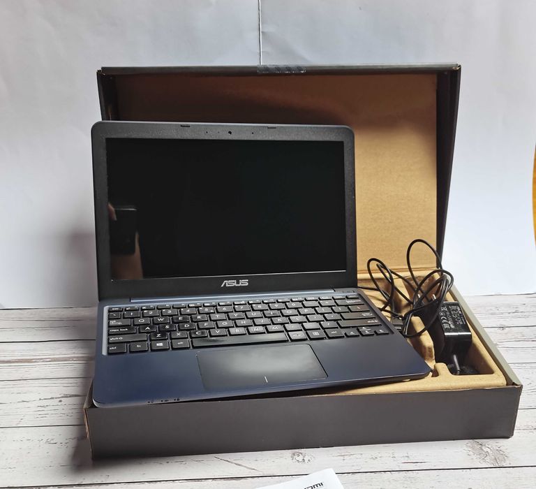Laptop notebook Asus Vivobook E200HA - 11,6’’, Windows 10 [komplet]
