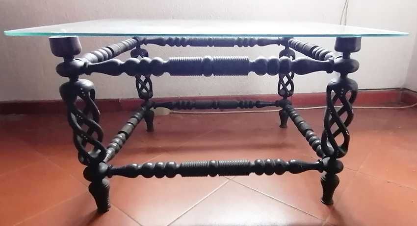 Mesa de pau preto com tampo de vidro
