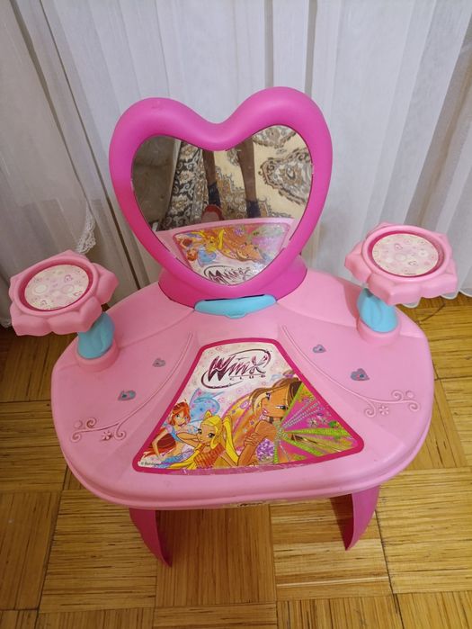 Продам туалетный столик.