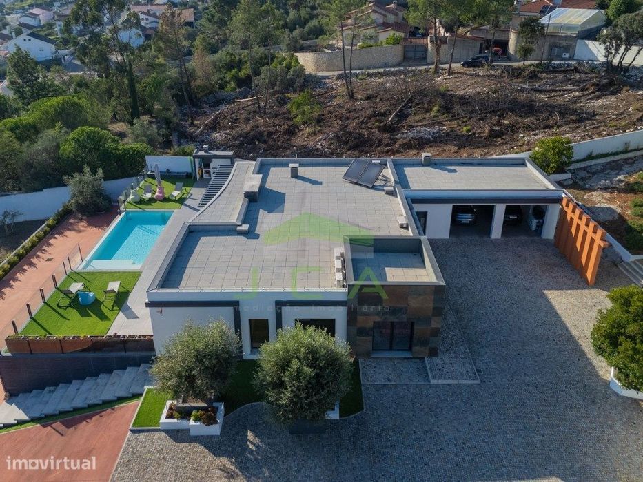 Moradia V3 recente com piscina e vista para a serra