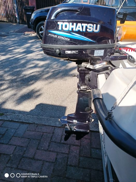 Łódź motorowa z zadaszeniem