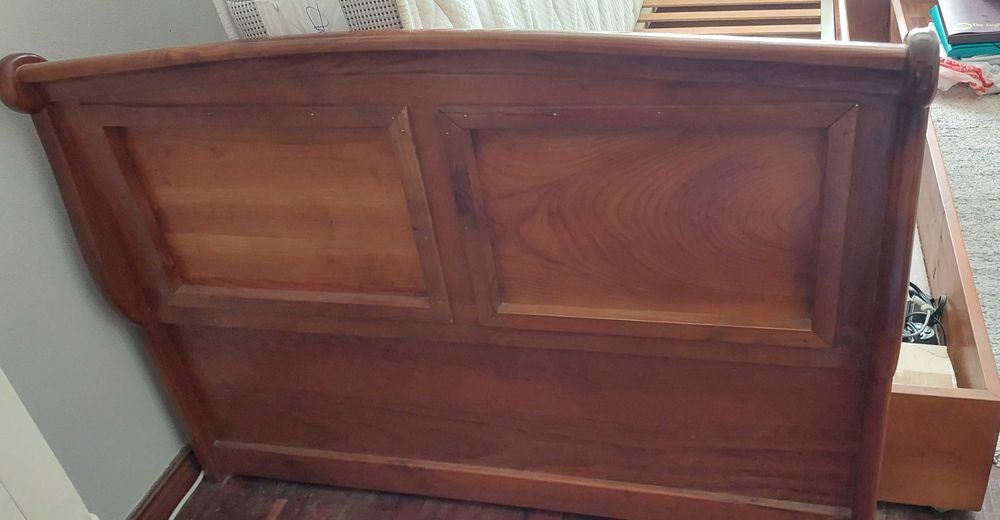 Cama de solteiro. Cerejeira maciça.