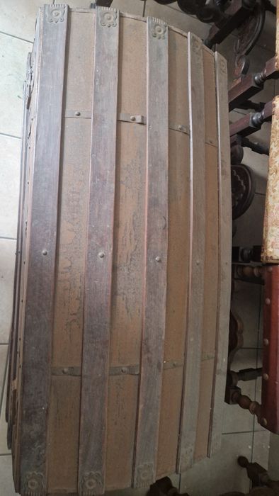 Baú antigo em madeira e chapa