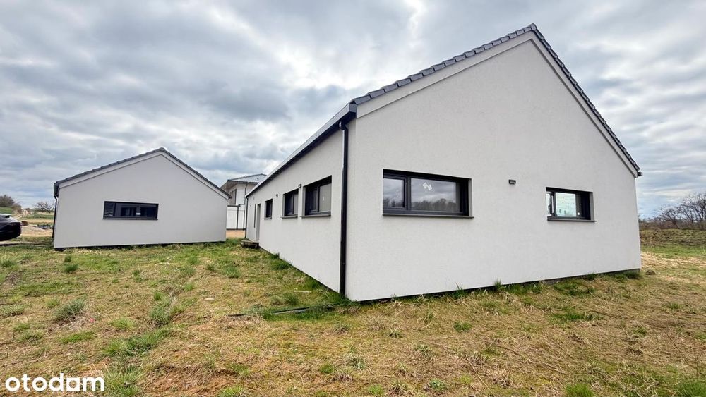 Dom wśród pól i lasów na kameralnym osiedlu