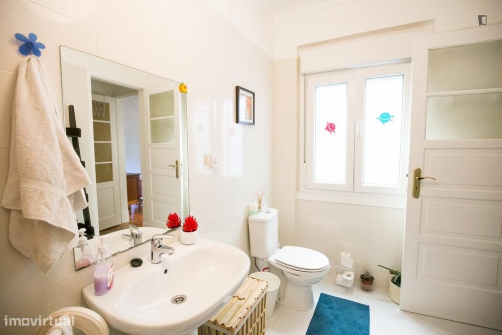 Quarto - localizado em Campolide Lisbon