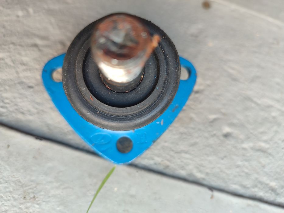 Ступичний вузол на Ниву Урбан. Поворотні кулаки з підшипниками. Опори.