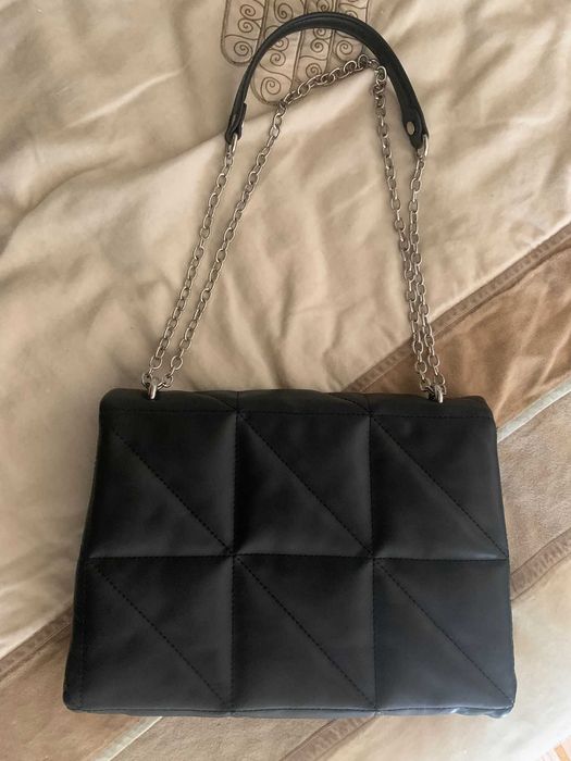 Mala preta acolchoada com corrente Stradivarius