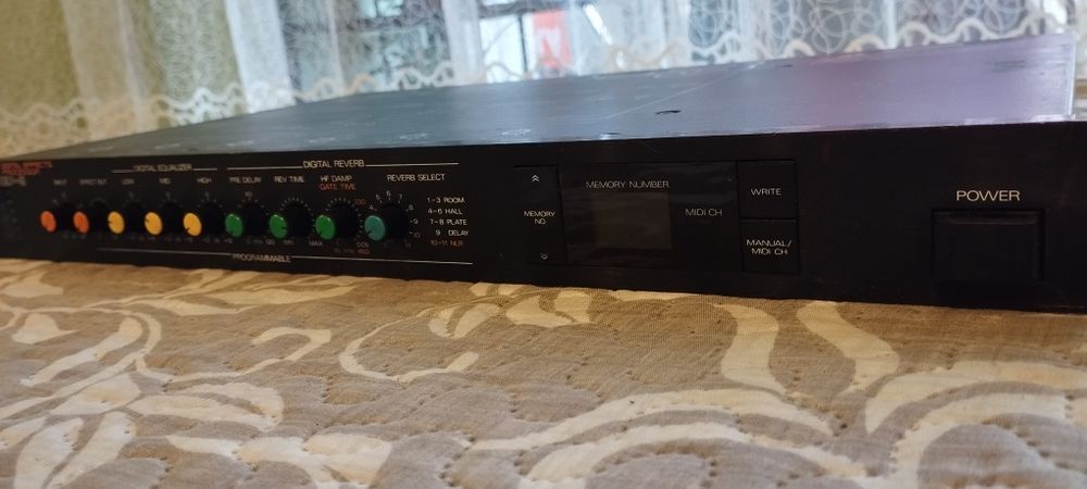 Ревербератор Roland DEP-3 Digital Effects Processor.