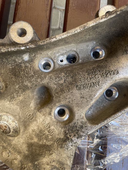 Цапфа ( опора поворотна Л) bmw f32/F30  (31216799097)