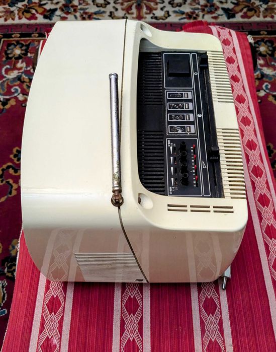 Televisão Vintage Grundig Triumph 1216 Branca - Raro e Colecionador