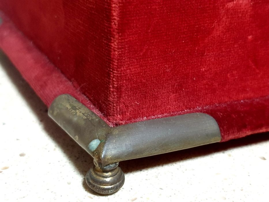 Maravilhoso antigo guarda joias Arte Nova com veludo