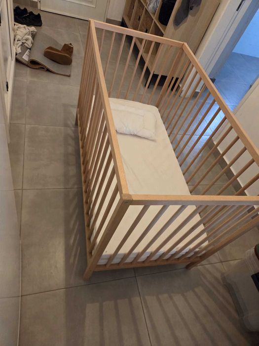 Estão disponíveis 2 berços para bebés