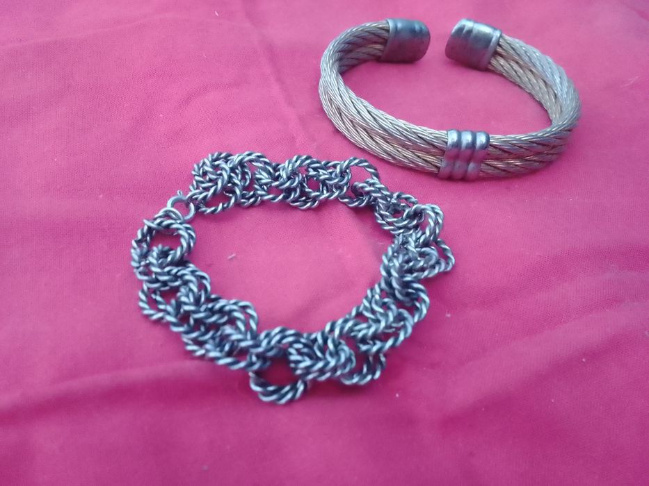 Pulseiras uma em tom prateada outra tom dourado cada 2€