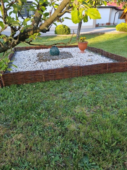 Palisada ogrodowa wiklinowa plotki obrzeze ogrodzenie  rabatka