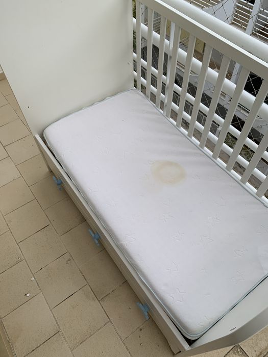 Berço criança com estrado e 2 colchões