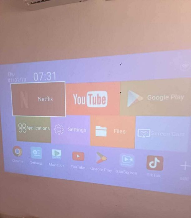 Projetor multimédia com tecnologia LED SOURCE e resolução Ultra HD.