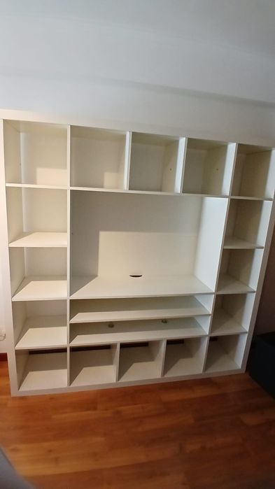 Móvel IKEA para TV com arrumação