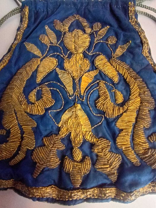 Bolsa/pochete em Seda Azul Escuro com Bordados a Fio Bordado Dourado