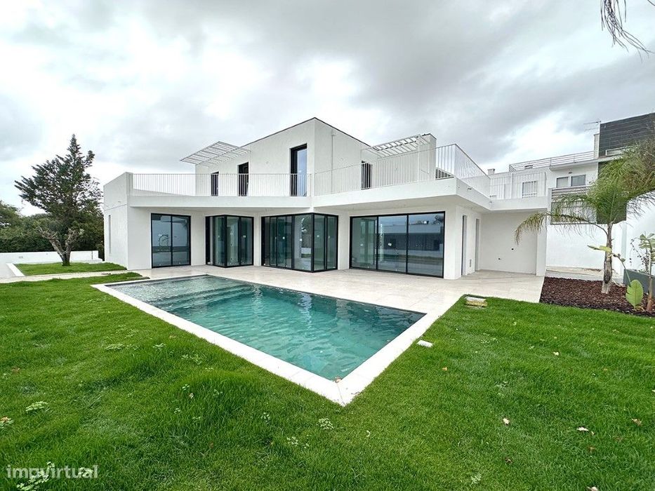 Moradia Exclusiva T4 com Piscina a Venda em Sesimbra
