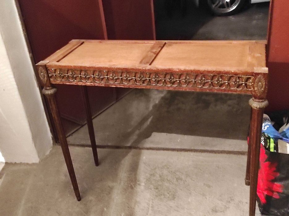 Cómoda com pedra mármore e relevo