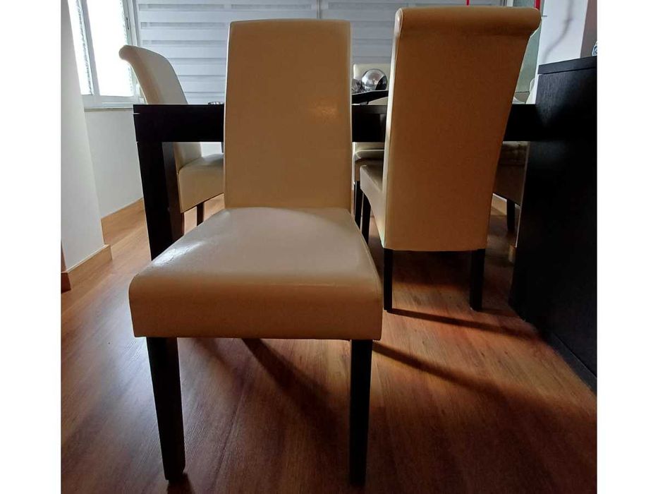 Conjunto 6 Cadeiras em Madeira Forradas a Napa Branca — 105 cm Altura