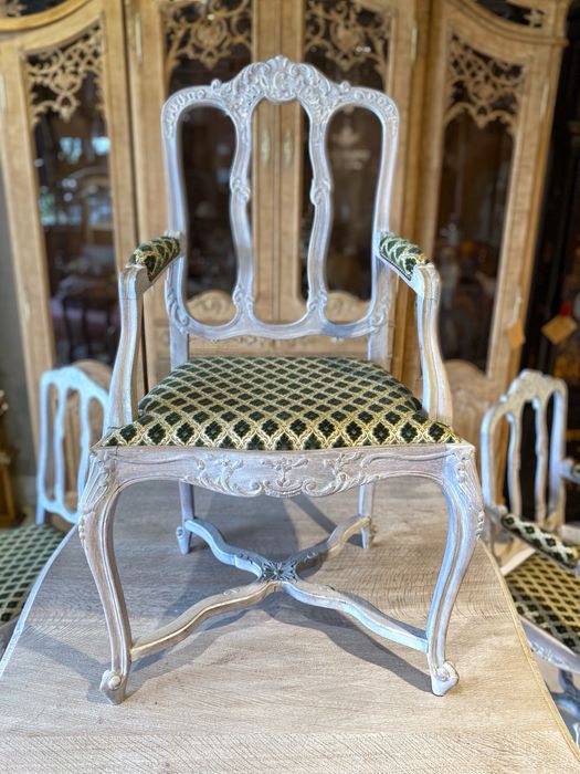 Zabytkowe krzesla ludwikowskie