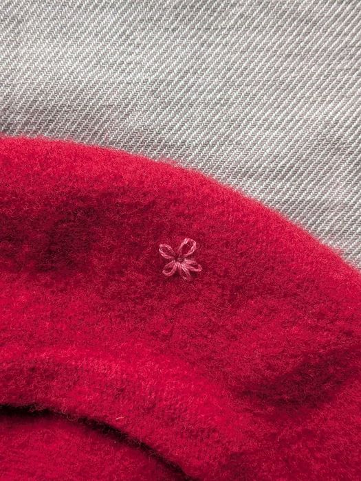 Czerwony wełniany beret Żona Johna kwiatek