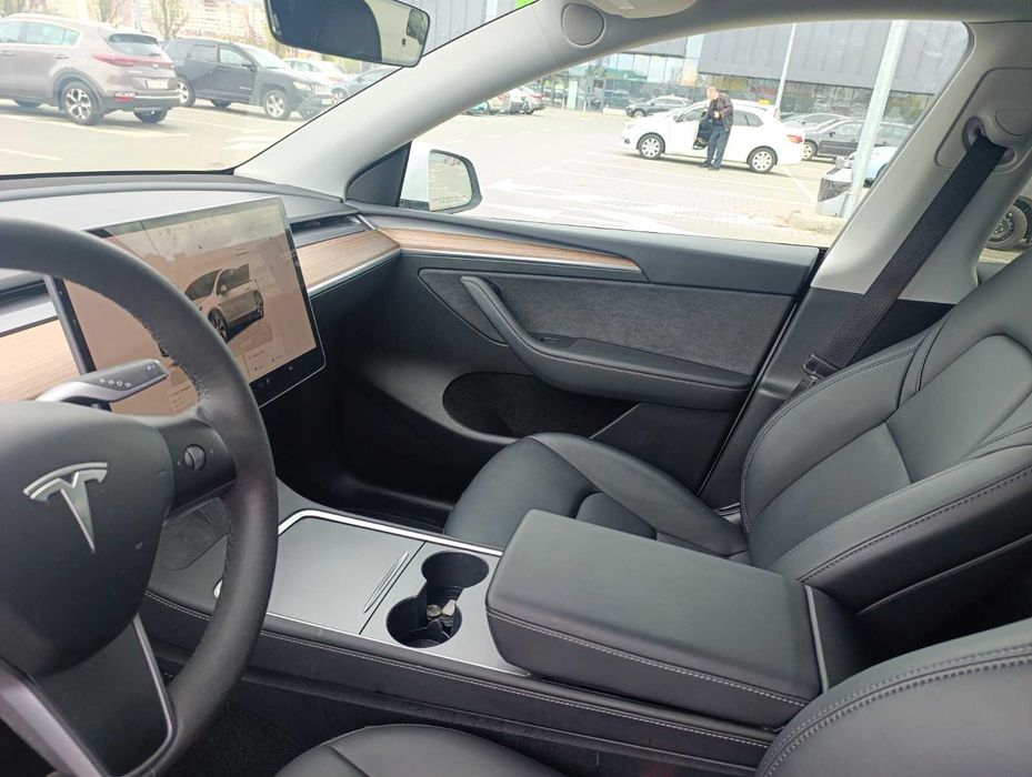 Продам Tesla Y 2024 рік Long Range Dual Motor Ціла безпека!Ціле авто!