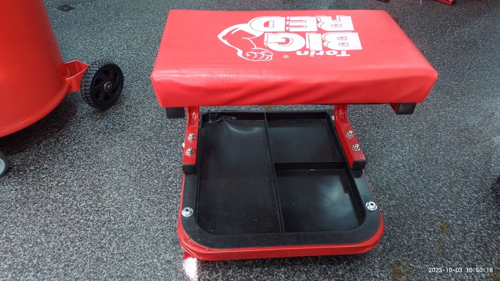 Стул на колесах з поличкою для речей