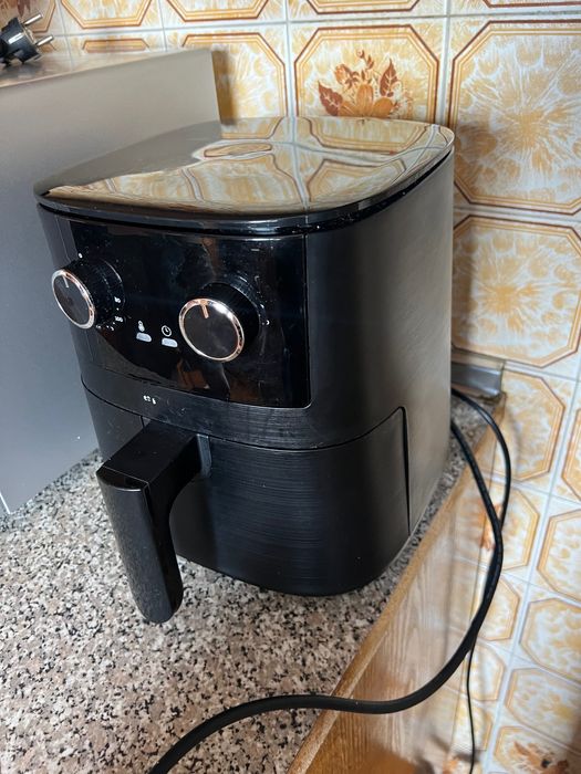 Air fryer com sinais de uso