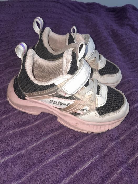 Гарні кросівки кросовки