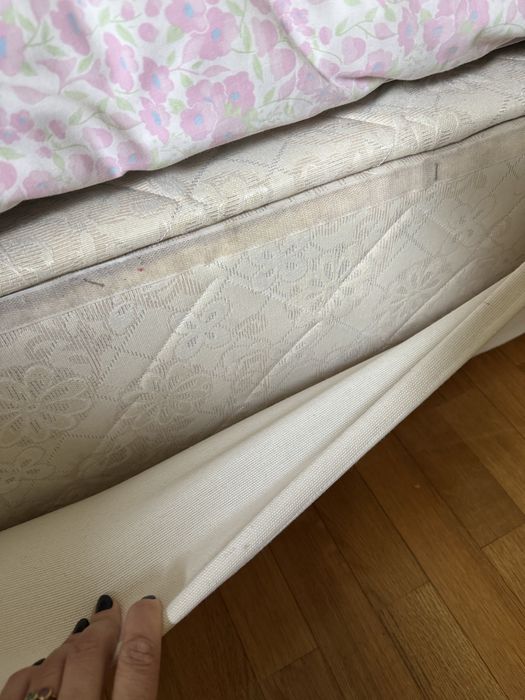 Cama solteiro com arrumacao