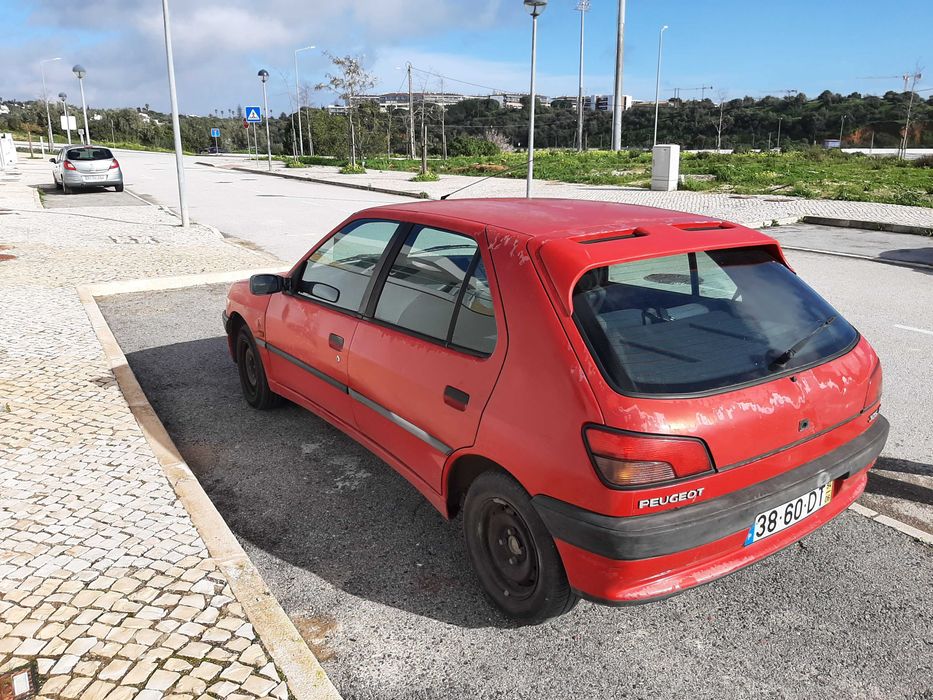 Carro antigo em bom estado