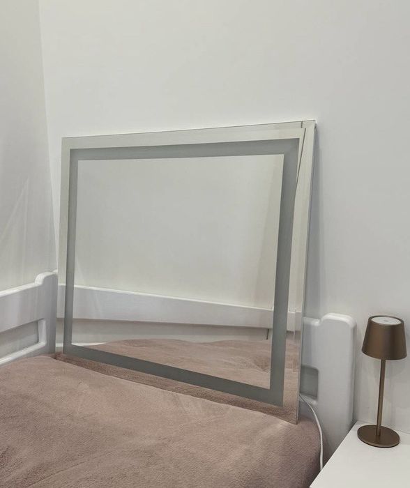 Дзеркало з LED підсвіткою