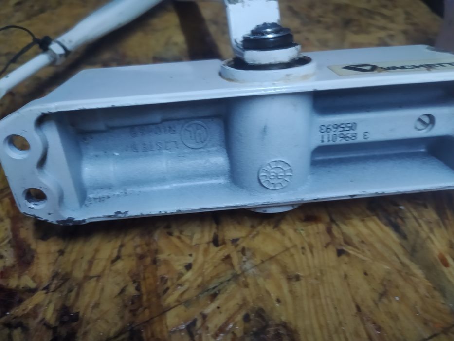 Доводчик VACHETTE.б.у.в отличном состоянии.