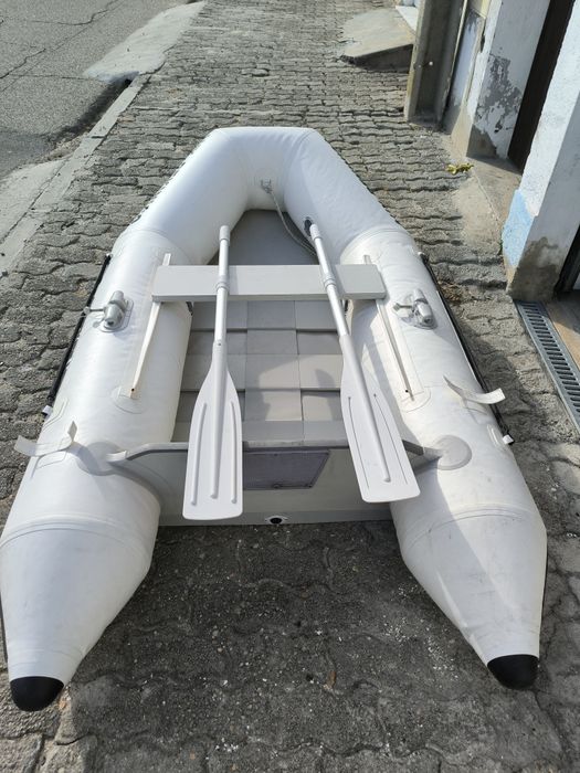Barco em bom estado .