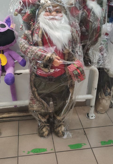 Duży stojąc święty mikołaj z prezentami