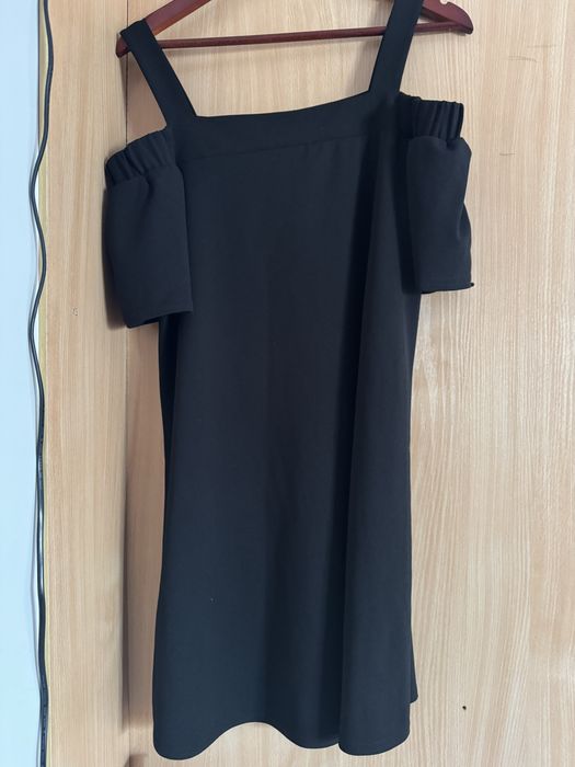 Сукня з відкрити плечима