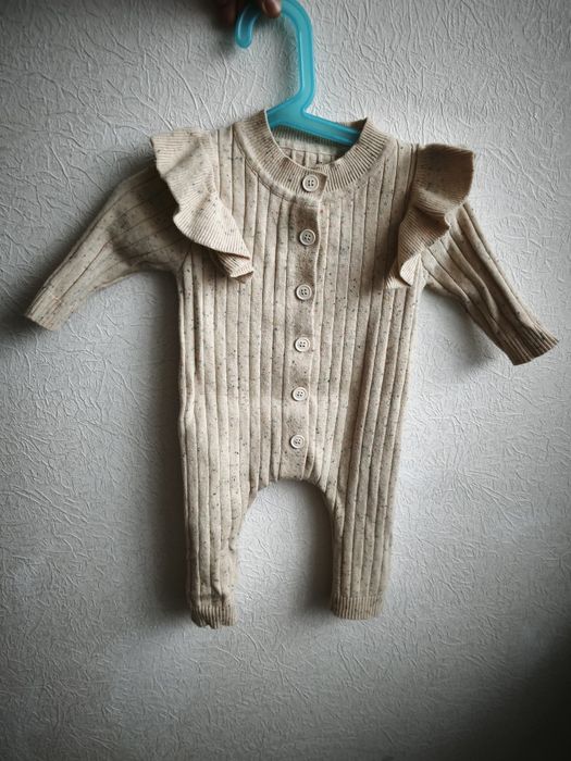 Красивий в'язаний ромпер для дівчинки