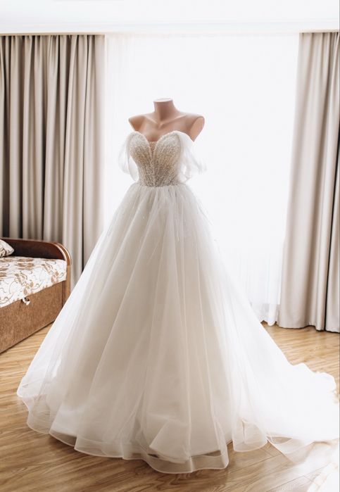 Весільна сукня зі шлейфом